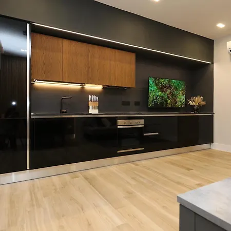 아파트 Price Vs Quality - Fully Equipped & Renovated 1br Montenero - Centre 올비아