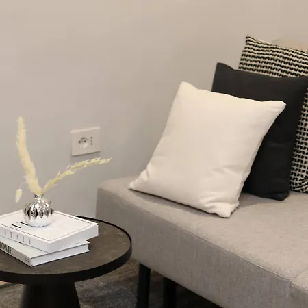 아파트 Price Vs Quality - Fully Equipped & Renovated 1br Montenero - Centre 올비아